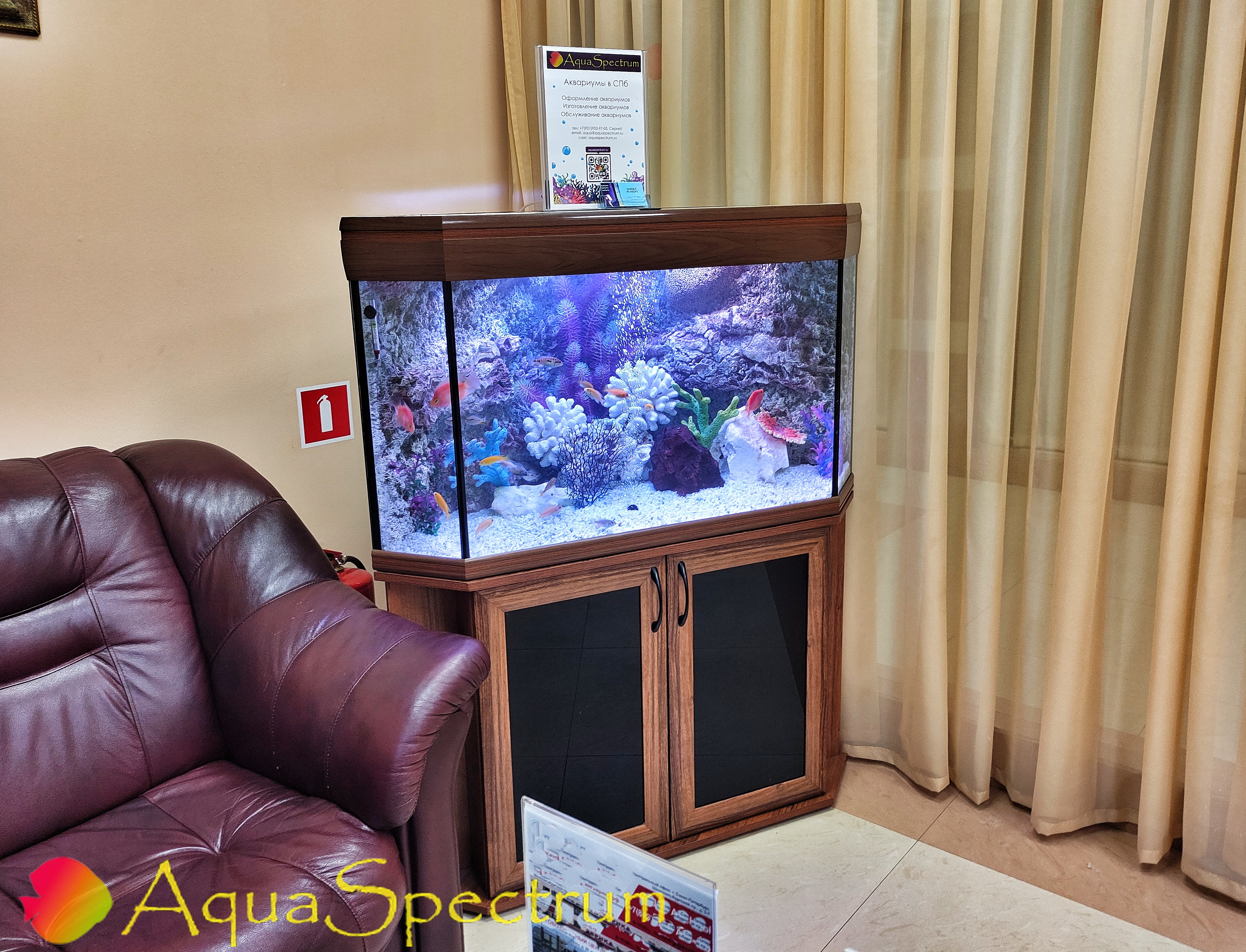 Угловой аквариум с рельефным 3D фоном